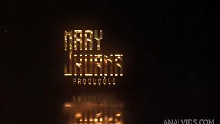 Bbw safada voltou no banheiro do shopping para colocar plug no cu - Mary Jhuana