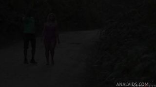 Corno briga com a mulher ela acaba fodendo com amigo na arvore.