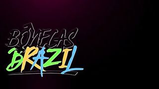 O dotado pega a boneca novinha e tenta rachar ela no meio