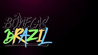 O dotado pega a boneca novinha e tenta rachar ela no meio