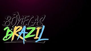 O dotado pega a boneca novinha e tenta rachar ela no meio