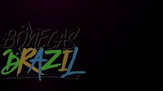 O dotado pega a boneca novinha e tenta rachar ela no meio