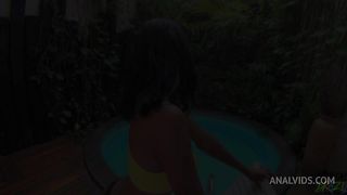 O dotado pega a boneca novinha e tenta rachar ela no meio