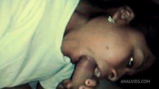 El vecino viaja mucho y mi vecina se siente muy solita.. Aveces me invita a ver pelicula solo para pedirme que me la folle por el culo.