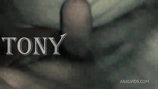 El vecino viaja mucho y mi vecina se siente muy solita.. Aveces me invita a ver pelicula solo para pedirme que me la folle por el culo.