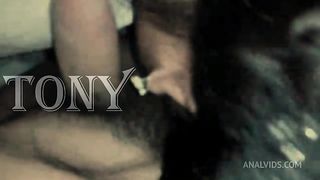 El vecino viaja mucho y mi vecina se siente muy solita.. Aveces me invita a ver pelicula solo para pedirme que me la folle por el culo.