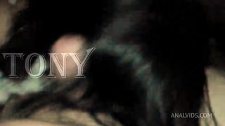 El vecino viaja mucho y mi vecina se siente muy solita.. Aveces me invita a ver pelicula solo para pedirme que me la folle por el culo.