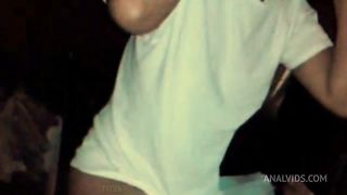 El vecino viaja mucho y mi vecina se siente muy solita.. Aveces me invita a ver pelicula solo para pedirme que me la folle por el culo.