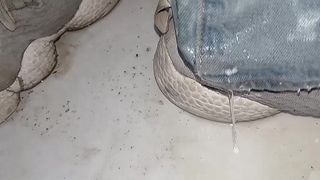 PANTALONES ORINADOS CON PANAL DE TELA EN MANANA LLUVIOSA Y DOS ORGASMOS