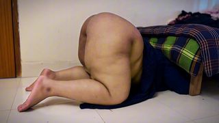 BIG ASS WITHOUT PANT HOT ARAB STEPMOM STUCK UNDER BED - زوجة الأب المسلمة تريد ممارسة الجنس الشرجي