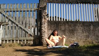 I MASTURBATES MYSELF IN FRONT YARD