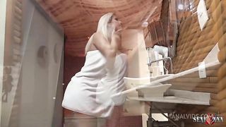 Apos um dia quente a loira gostosa vai no massagista relaxar .