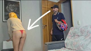 CASADA RECEBE ENTREGADOR SO DE CALCINHA!