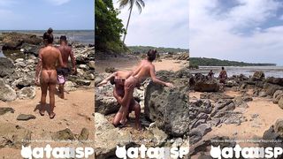 NATIVO ME LEVOU NUMA PRAIA DESERTA E ME FODEU NA FRENTE DO CORNO