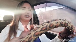 Sexo com passageiro no estacionamento.