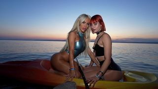 LATEX GIRLFRIENDS SQUIRT IN EACH OTHER S PUSSY