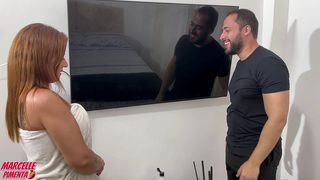 VIZINHA TARADA PEDE AJUDA COM A TV PARA PODER DAR A BUCETINHA