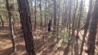 BRUXA ORDENA QUE, TURISTA PERDIDO NA FLORESTA FACA ELA TER UM ORGASMO PRA NAO SER ENFEITICADO