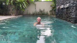 OUTDOOR ROUGH SEX IN THE POOL FROM REAL AMATEUR COUPLE