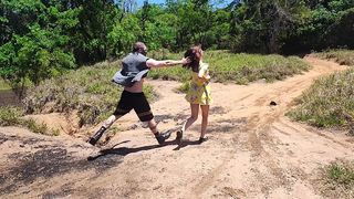 CASAL VAI ACAMPANHAR NO HALLOWEN E SUA ESPOSA ACABA SENDO FODIDA PELO CANIBAL