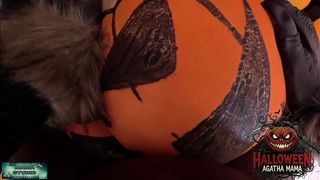 MAMA STUDIO EM UM BBC FODENDO UM JACK O LANTERN DE HALLOWEEN DE UMA MILF BRASILEIRA