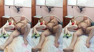 NOVINHA TRANSOU TANTO QUE CANSOU E FOI TIRAR UMA SONECA ENQUANTO ISSO O VELHO FICOU BATENDO UMA PUNHETA PARA GOZAR LEITINHO QUENTINHO