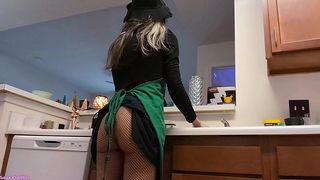 DISHWASHING STARBUCKS WITCH SAGE ELDRITCH: UPSKIRT BUTTCRACK IN FISHNETS
