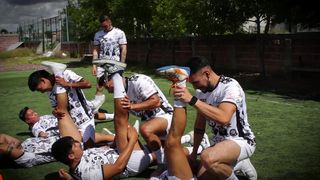 GANAMOS EL PARTIDO Y PARA FESTEJAR NOS FUIMOS A MI DEPARTAMENTO POR UNAS CERVEZAS Y TERMINAMOS FOLLANDO ENTRE TODOS.