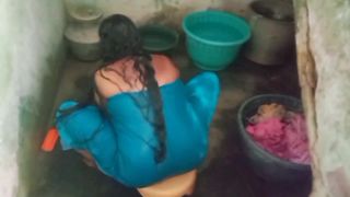 INDIAN TAMIL AUNTY BATHING PORN VIDEO IN VILLAGE