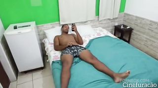 Madrasta tesao flagra enteado se masturbando e quer ver como e o pau dele