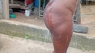 VILLAGE GIRL THAT WENT OUTSIDE TO BATH TRYING TO SEDUCE HANDSOME GUYS IN HER COMPOUND