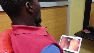 AU SALON AVEC MON MASSEUR KINESITHERAPEUTE QUI VEUT EXAMINER MA CHATTE