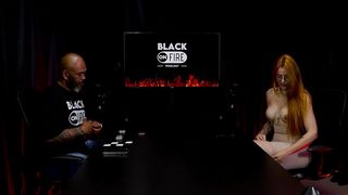 SAFADA COM OS DELICIOSOS PEITOS DE FORA MOSTRA A LINDA BUCETA E REBOLA NO APRESENTADOR - BELLA RUIVA (WATCH ON: SHEER/RED)