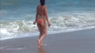 NA PRAIA COM A VIZINHA DA ALDEIA