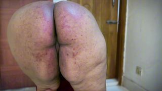 BIG ASS HOT STEPMOM CLEAN STEPSON S ROOM WEARING ABAYA WITHOUT PANT NAKED ASS & PUSSY