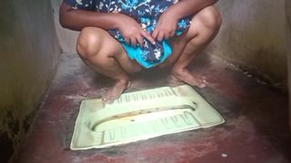 INDIAN DESI VILLAGE HOUSEWIFE BATHING