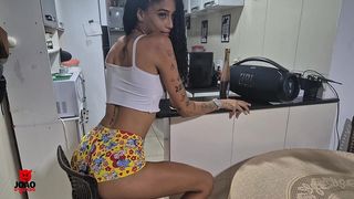 CORNO CHAMOU O VIZINHO ROLUDO PRA COMER A NAMORADA DE 18 ANOS - FELINA - JOAO O SAFADO