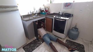 Fiquei de toalha para o encanador que nao aguentou e me deu um banho de porra