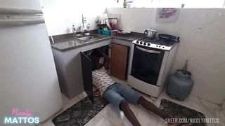 Fiquei de toalha para o encanador que nao aguentou e me deu um banho de porra