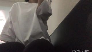おか◯さんがいつも部屋にいてオナニーできないからひそひそとカラオケでオナニーする女子大◯生。