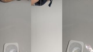 TROIA VUOLE CENTRARE IL BICCHIERE COL LATTE CALDO