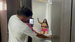 PARTE 1- SORPRENDO A MI HERMANASTRA TOMANDOSE FOTOS DESNUDA Y COMPRA MI SILENCIO CON UNA RICA FOLLADA