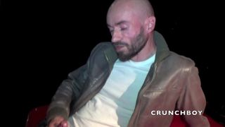 UN DADDY BAISE UN MEC JEUNE A LA SALLE DE SPORT