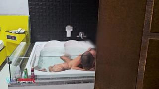 DEIXEI O CORNO DE CASTIGO SO ESPIANDO DO LADO DE FORA ENQUANTO ELE ME COME NA BANHEIRA