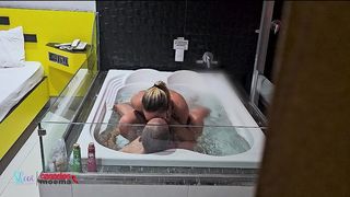 BATENDO PUNHETA ASSISTINDO A ESPOSA NA BANHEIRA COM O COLEGA DE TRABALHO