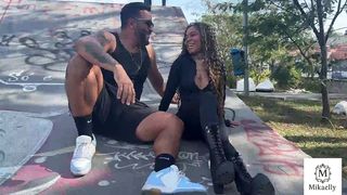 CASADINHA SAFADA, DIZ QUE VAI CORRER E FODE COM AMANTE DO PARQUE. NOVINHA SAFADA, ENCONTRA O TONY TIGRAO NA PRACA E LEVA UMA SURRA DE ROLA DO PAUZUDO.