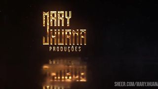 Brincando com o chuveirinho no cuzinho - Mary Jhuana