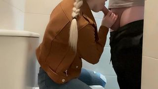 MAMADA ARRIESGADA EN EL BANO DE UNA GASOLINERA EN ESPANA !!!