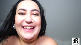 BUSTY ROSINA LUX GIVES A TITJOB AND BLOWJOB TO HER LOVER’S BBC!