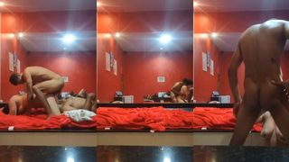 CHUPANDO A BUCETA DA MINHA ESPOSA ENQUANTO ELA DA O CU PRO MEU AMIGO